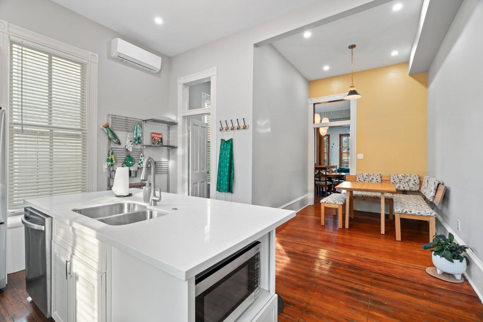 Historic Galveston Family Beach Home With 3 King Beds Exteriör bild