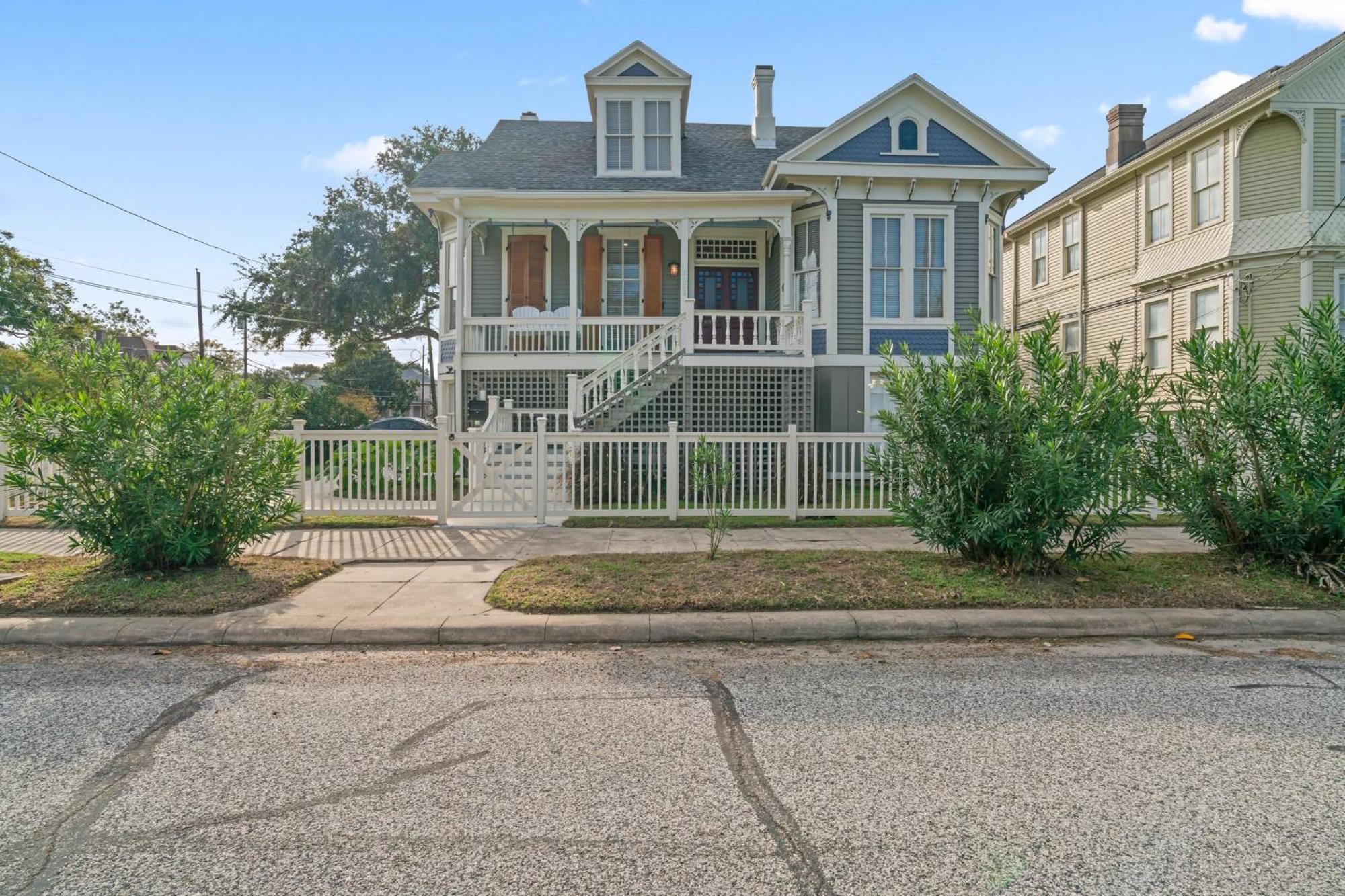 Historic Galveston Family Beach Home With 3 King Beds Exteriör bild
