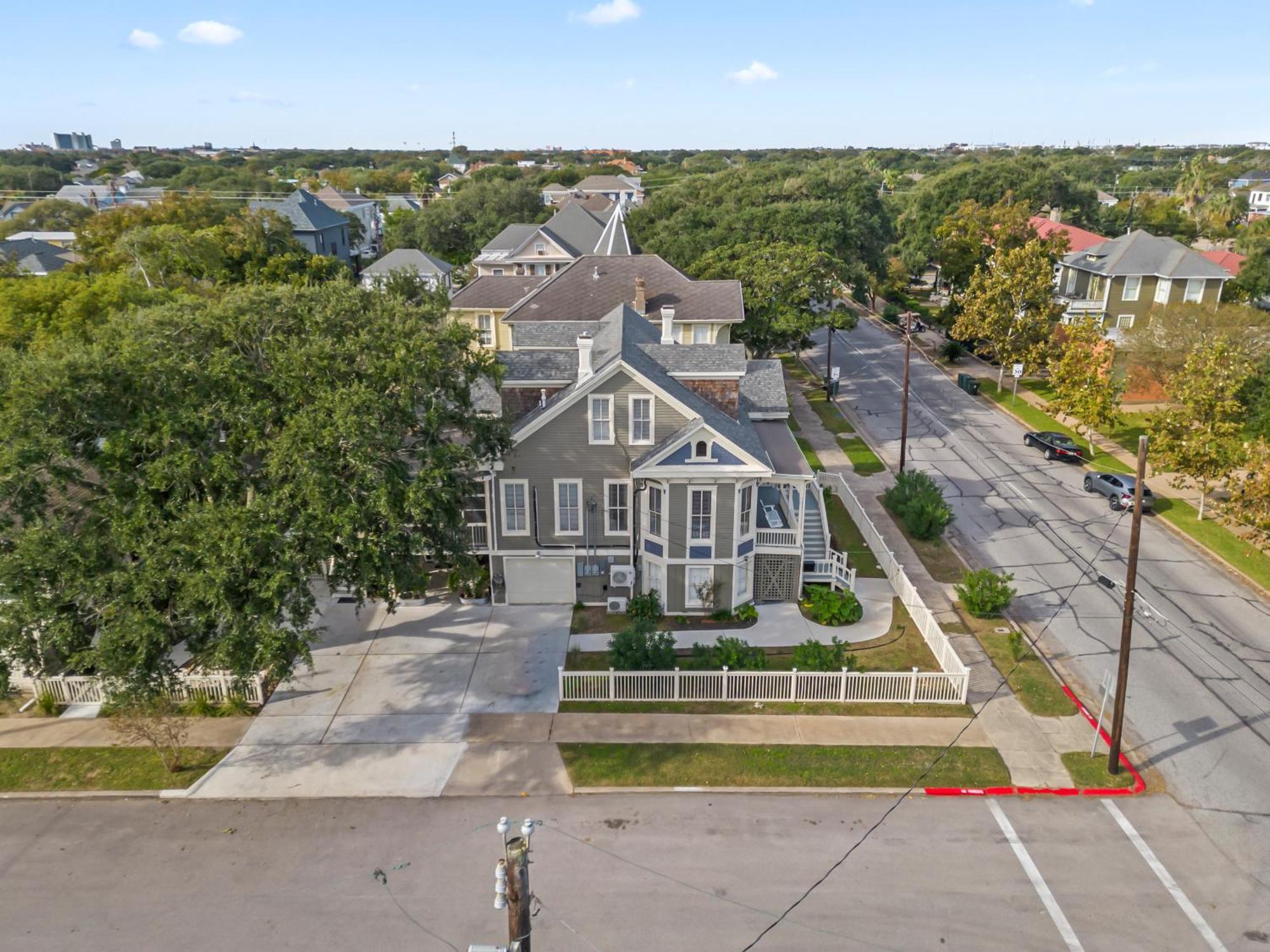 Historic Galveston Family Beach Home With 3 King Beds Exteriör bild